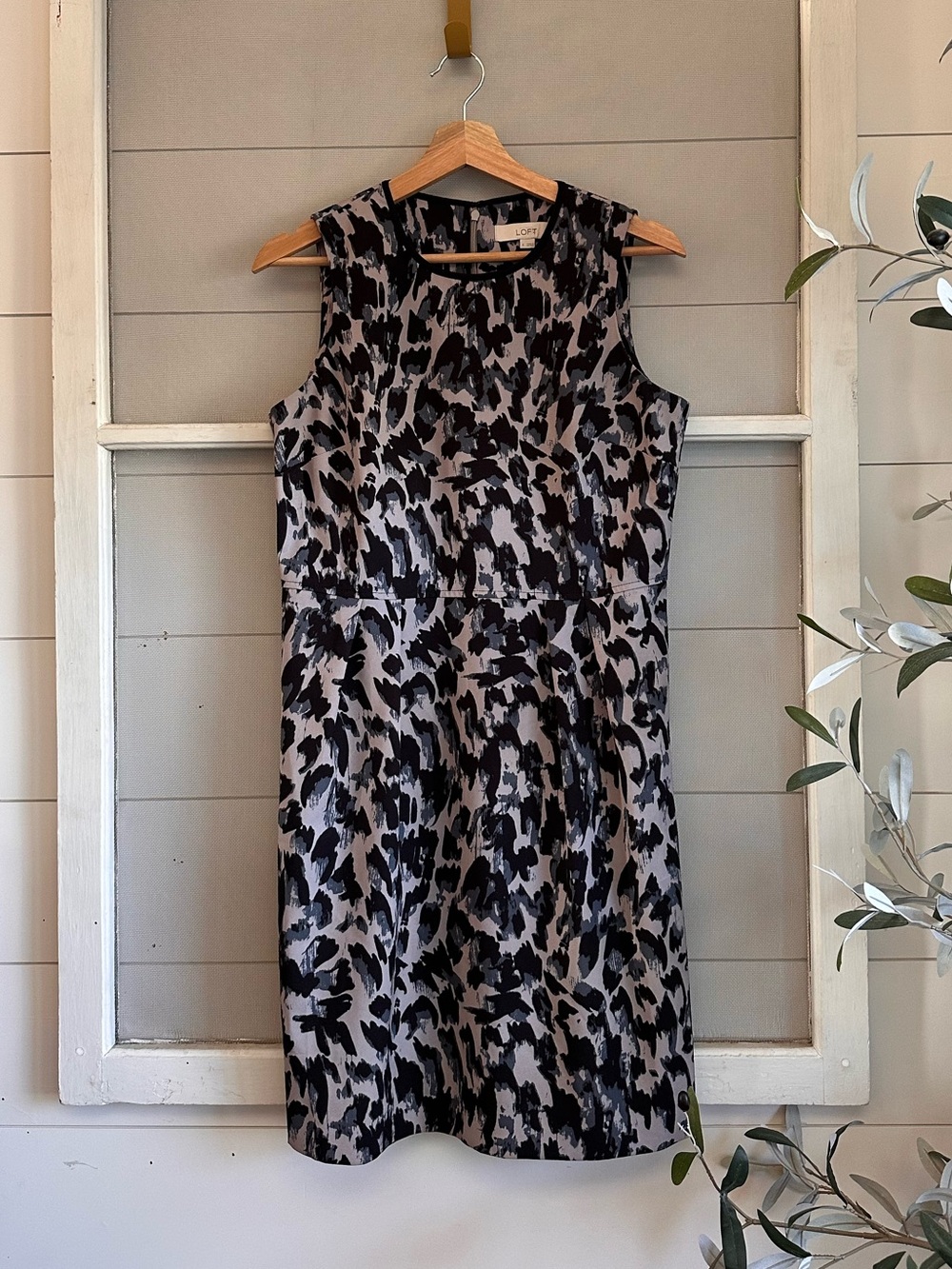 LOFT Black and Gray Printed Sleeveless Shift Dress